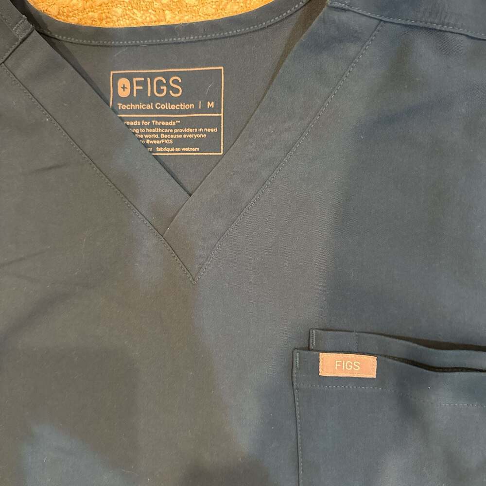 Figs Leon V-Neck One-Pocket Scrub Top in Navy Blue Size Medium
